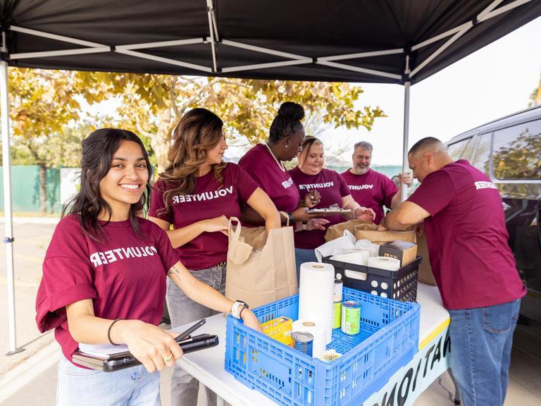 Image card - volunteers serving community